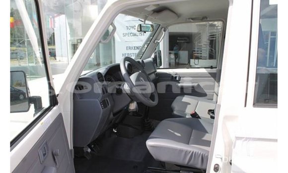 Buy Import Toyota Land Cruiser White Car in Import - Dubai in Dhufar Buy Import Toyota Land Cruiser White Car in Import - Dubai in Dhufar