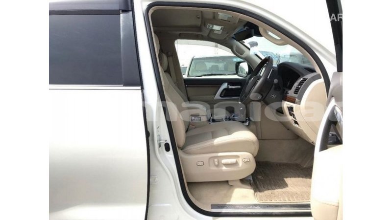 Big with watermark toyota land cruiser dhufar import dubai 2816