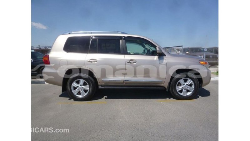 Big with watermark toyota land cruiser dhufar import dubai 2821