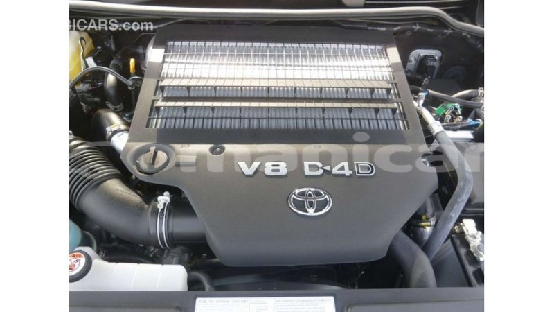Big with watermark toyota land cruiser dhufar import dubai 2823