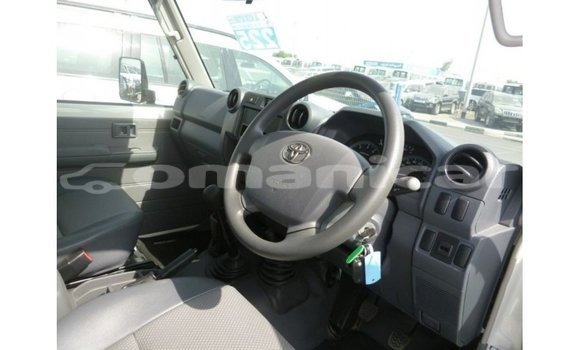 Buy Import Toyota Land Cruiser White Car in Import - Dubai in Dhufar Buy Import Toyota Land Cruiser White Car in Import - Dubai in Dhufar