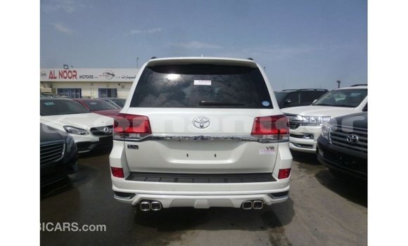 Buy Import Toyota Land Cruiser White Car in Import - Dubai in Dhufar Buy Import Toyota Land Cruiser White Car in Import - Dubai in Dhufar