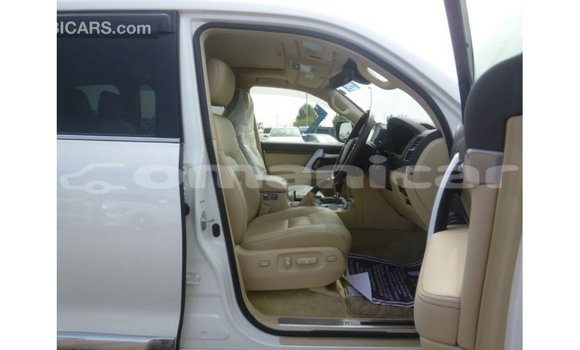 Buy Import Toyota Land Cruiser White Car in Import - Dubai in Dhufar Buy Import Toyota Land Cruiser White Car in Import - Dubai in Dhufar