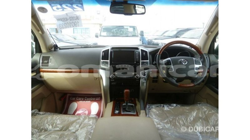 Big with watermark toyota land cruiser dhufar import dubai 2844