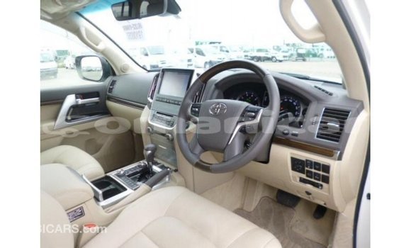 Buy Import Toyota Land Cruiser White Car in Import - Dubai in Dhufar Buy Import Toyota Land Cruiser White Car in Import - Dubai in Dhufar