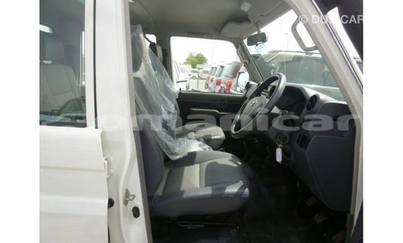Buy Import Toyota Land Cruiser White Car in Import - Dubai in Dhufar Buy Import Toyota Land Cruiser White Car in Import - Dubai in Dhufar