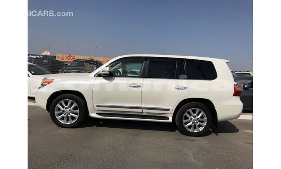Buy Import Toyota Land Cruiser White Car in Import - Dubai in Dhufar Buy Import Toyota Land Cruiser White Car in Import - Dubai in Dhufar