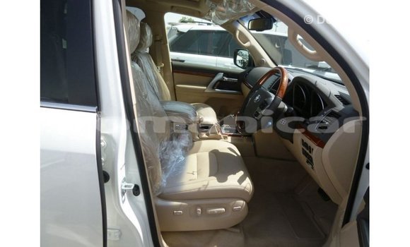 Buy Import Toyota Land Cruiser White Car in Import - Dubai in Dhufar Buy Import Toyota Land Cruiser White Car in Import - Dubai in Dhufar