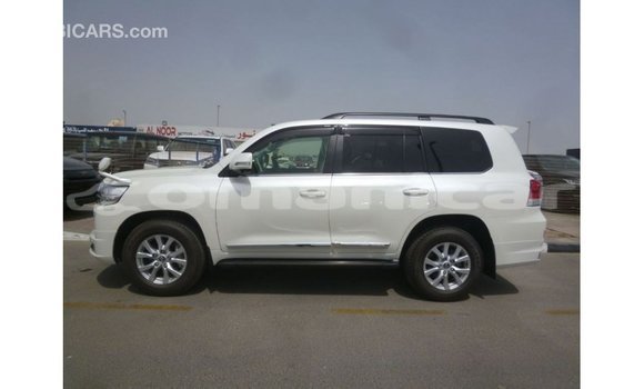 Buy Import Toyota Land Cruiser White Car in Import - Dubai in Dhufar Buy Import Toyota Land Cruiser White Car in Import - Dubai in Dhufar