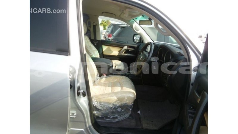 Big with watermark toyota land cruiser dhufar import dubai 3010