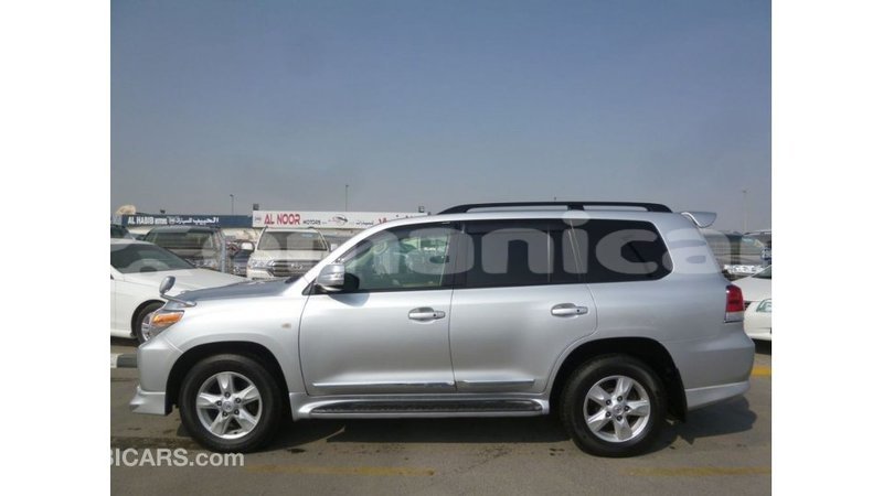 Big with watermark toyota land cruiser dhufar import dubai 3010