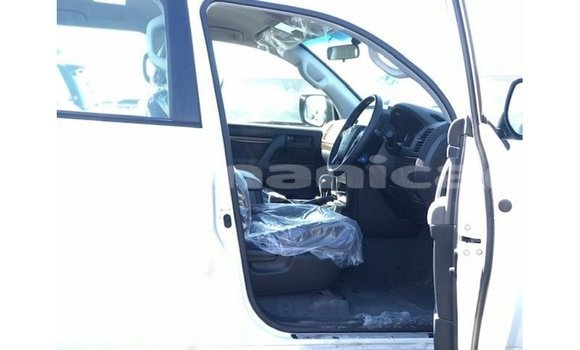 Buy Import Toyota Land Cruiser White Car in Import - Dubai in Dhufar Buy Import Toyota Land Cruiser White Car in Import - Dubai in Dhufar