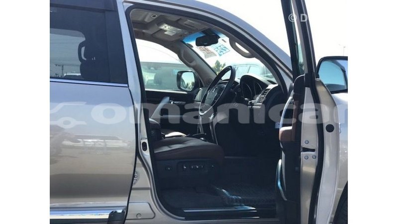 Big with watermark toyota land cruiser dhufar import dubai 3020