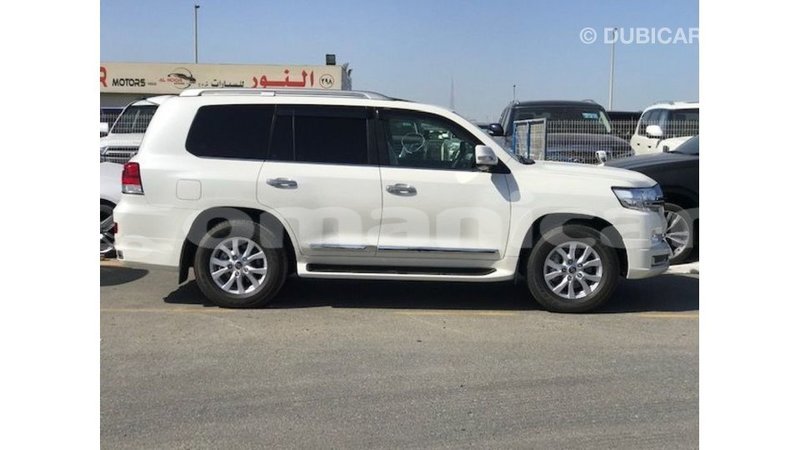 Big with watermark toyota land cruiser dhufar import dubai 3021