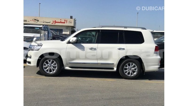 Big with watermark toyota land cruiser dhufar import dubai 3021