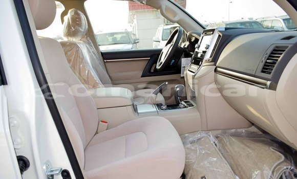 Buy Import Toyota Land Cruiser White Car in Import - Dubai in Dhufar Buy Import Toyota Land Cruiser White Car in Import - Dubai in Dhufar