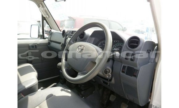 Buy Import Toyota Land Cruiser White Car in Import - Dubai in Dhufar Buy Import Toyota Land Cruiser White Car in Import - Dubai in Dhufar