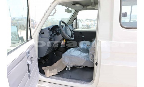 Buy Import Toyota Land Cruiser White Car in Import - Dubai in Dhufar Buy Import Toyota Land Cruiser White Car in Import - Dubai in Dhufar
