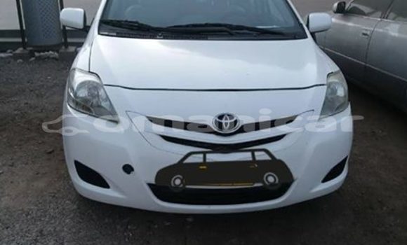 Buy Used Toyota Yaris White Car in Muscat in Masqat