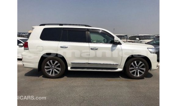 Buy Import Toyota Land Cruiser White Car in Import - Dubai in Dhufar Buy Import Toyota Land Cruiser White Car in Import - Dubai in Dhufar