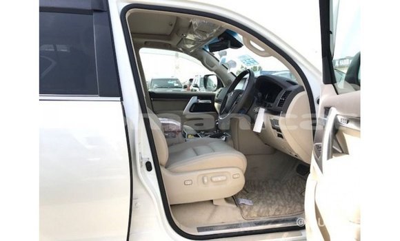 Buy Import Toyota Land Cruiser White Car in Import - Dubai in Dhufar Buy Import Toyota Land Cruiser White Car in Import - Dubai in Dhufar