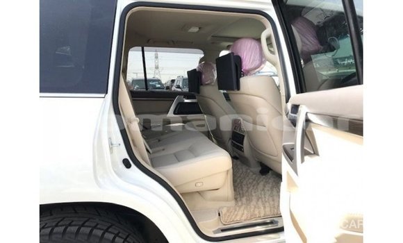 Buy Import Toyota Land Cruiser White Car in Import - Dubai in Dhufar Buy Import Toyota Land Cruiser White Car in Import - Dubai in Dhufar