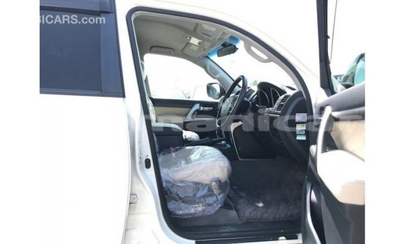 Buy Import Toyota Land Cruiser White Car in Import - Dubai in Dhufar Buy Import Toyota Land Cruiser White Car in Import - Dubai in Dhufar