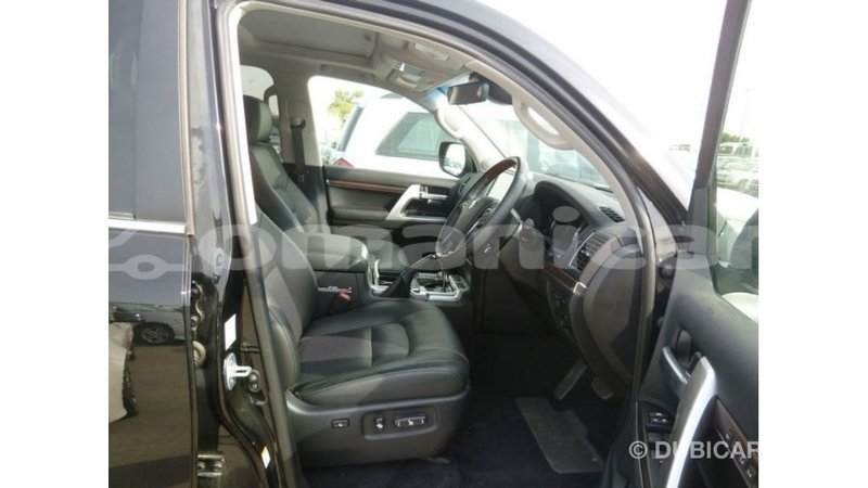 Big with watermark toyota land cruiser dhufar import dubai 3194