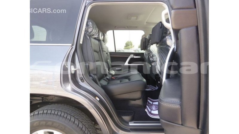 Big with watermark toyota land cruiser dhufar import dubai 3196