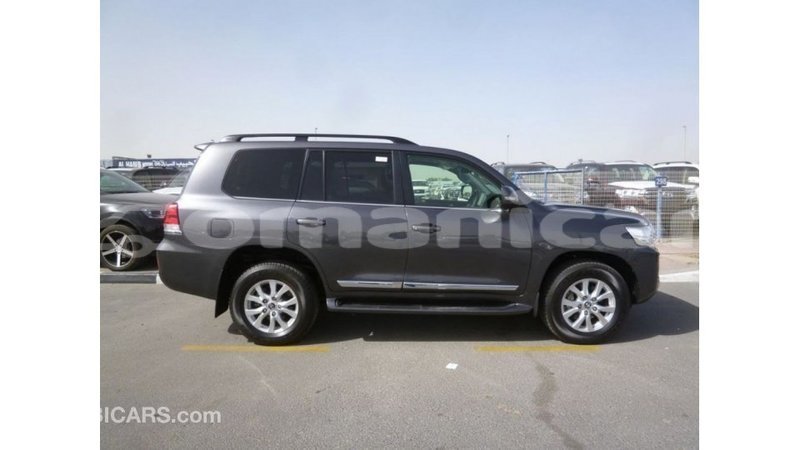 Big with watermark toyota land cruiser dhufar import dubai 3196