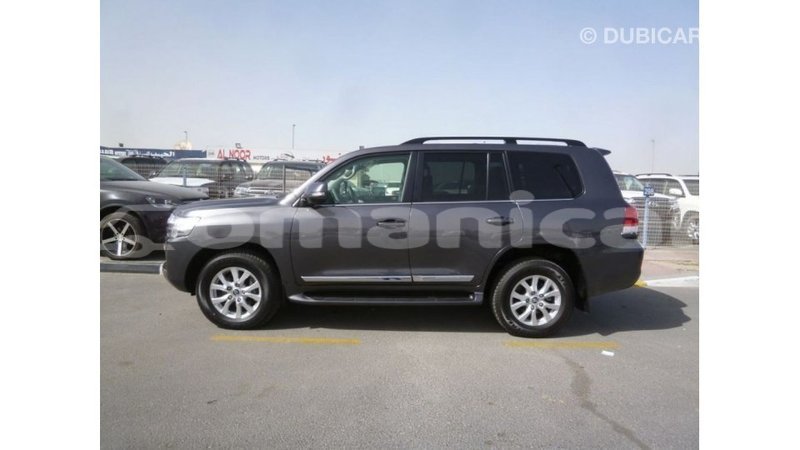 Big with watermark toyota land cruiser dhufar import dubai 3196
