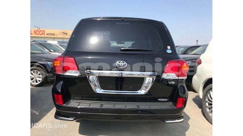 Big with watermark toyota land cruiser dhufar import dubai 3211