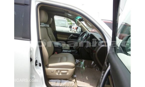 Buy Import Toyota Land Cruiser White Car in Import - Dubai in Dhufar Buy Import Toyota Land Cruiser White Car in Import - Dubai in Dhufar