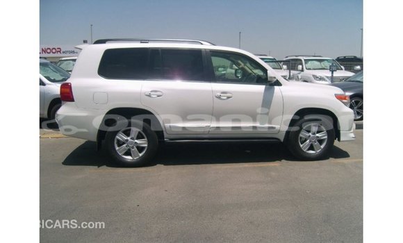 Buy Import Toyota Land Cruiser White Car in Import - Dubai in Dhufar Buy Import Toyota Land Cruiser White Car in Import - Dubai in Dhufar