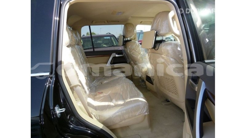 Big with watermark toyota land cruiser dhufar import dubai 3230