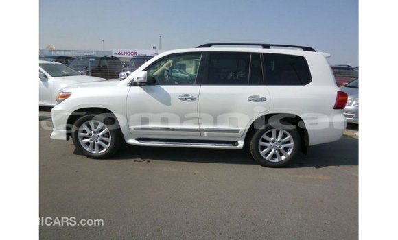 Buy Import Toyota Land Cruiser White Car in Import - Dubai in Dhufar Buy Import Toyota Land Cruiser White Car in Import - Dubai in Dhufar