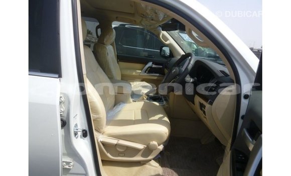 Buy Import Toyota Land Cruiser White Car in Import - Dubai in Dhufar Buy Import Toyota Land Cruiser White Car in Import - Dubai in Dhufar