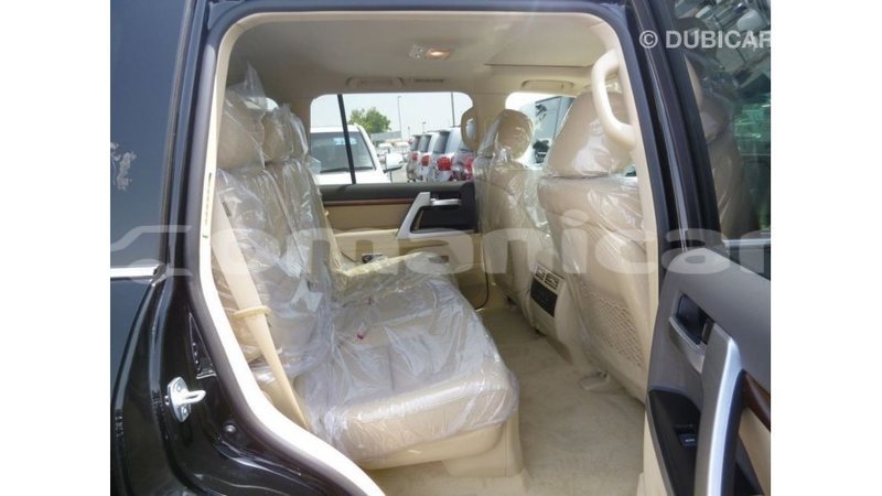 Big with watermark toyota land cruiser dhufar import dubai 3242