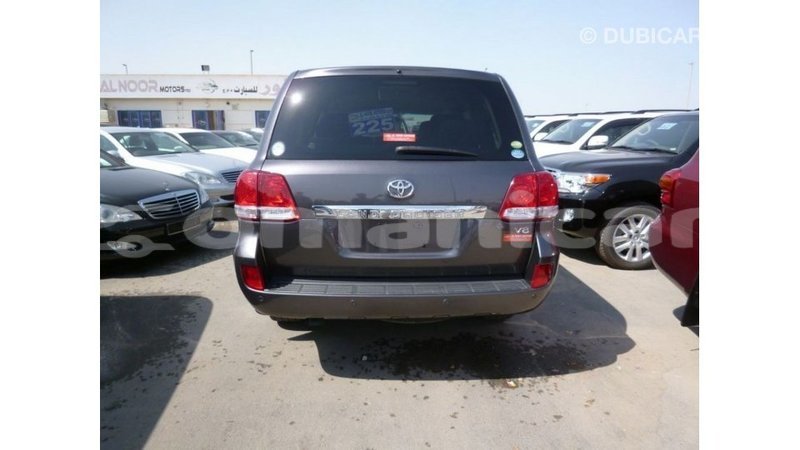 Big with watermark toyota land cruiser dhufar import dubai 3247