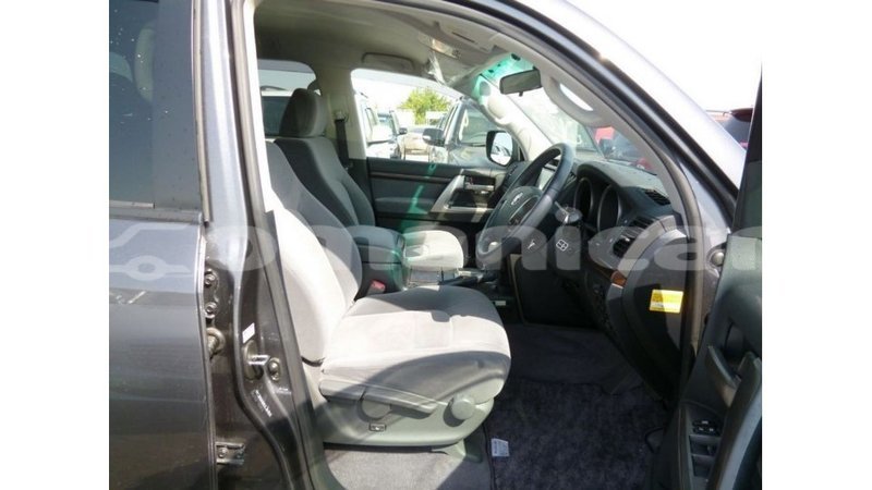 Big with watermark toyota land cruiser dhufar import dubai 3247