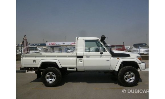 Buy Import Toyota Land Cruiser White Car in Import - Dubai in Dhufar Buy Import Toyota Land Cruiser White Car in Import - Dubai in Dhufar
