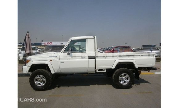 Buy Import Toyota Land Cruiser White Car in Import - Dubai in Dhufar Buy Import Toyota Land Cruiser White Car in Import - Dubai in Dhufar