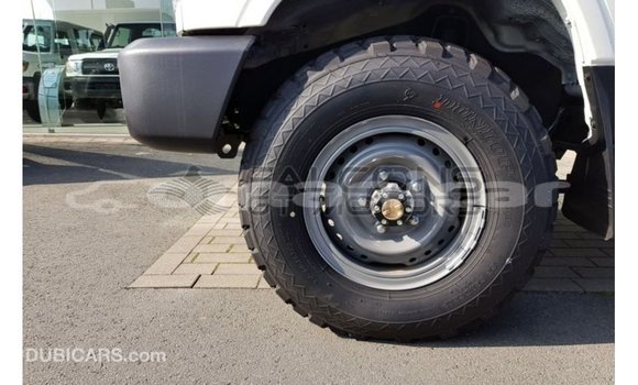 Buy Import Toyota Land Cruiser White Car in Import - Dubai in Dhufar Buy Import Toyota Land Cruiser White Car in Import - Dubai in Dhufar