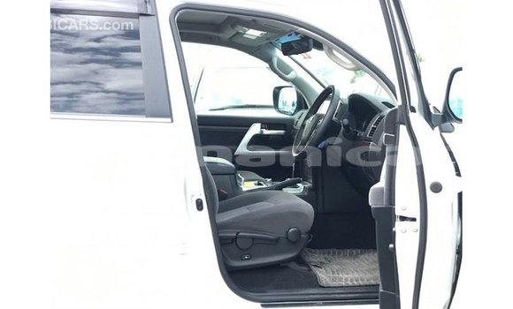 Buy Import Toyota Land Cruiser White Car in Import - Dubai in Dhufar Buy Import Toyota Land Cruiser White Car in Import - Dubai in Dhufar