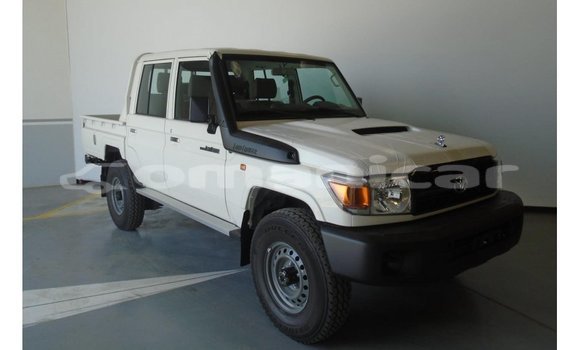 Buy Import Toyota Land Cruiser White Car in Import - Dubai in Dhufar Buy Import Toyota Land Cruiser White Car in Import - Dubai in Dhufar