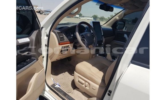 Buy Import Toyota Land Cruiser White Car in Import - Dubai in Dhufar Buy Import Toyota Land Cruiser White Car in Import - Dubai in Dhufar