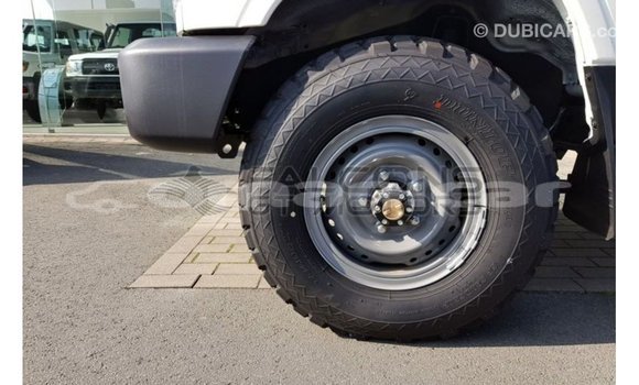 Buy Import Toyota Land Cruiser White Car in Import - Dubai in Dhufar Buy Import Toyota Land Cruiser White Car in Import - Dubai in Dhufar