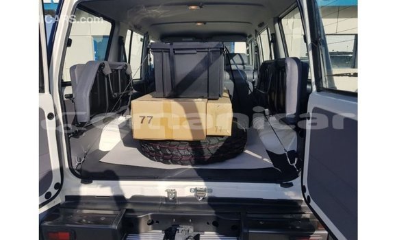 Buy Import Toyota Land Cruiser White Car in Import - Dubai in Dhufar Buy Import Toyota Land Cruiser White Car in Import - Dubai in Dhufar