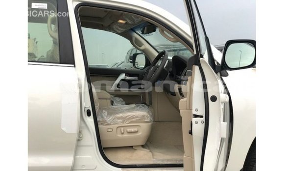Buy Import Toyota Land Cruiser White Car in Import - Dubai in Dhufar Buy Import Toyota Land Cruiser White Car in Import - Dubai in Dhufar