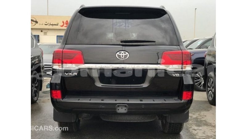 Big with watermark toyota land cruiser dhufar import dubai 3690
